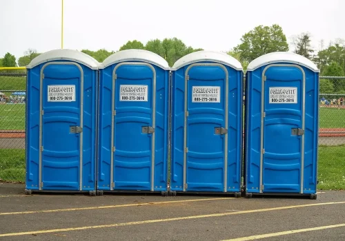 1280px-Porta_Potty_by_David_Shankbone-e1709157579879.webp